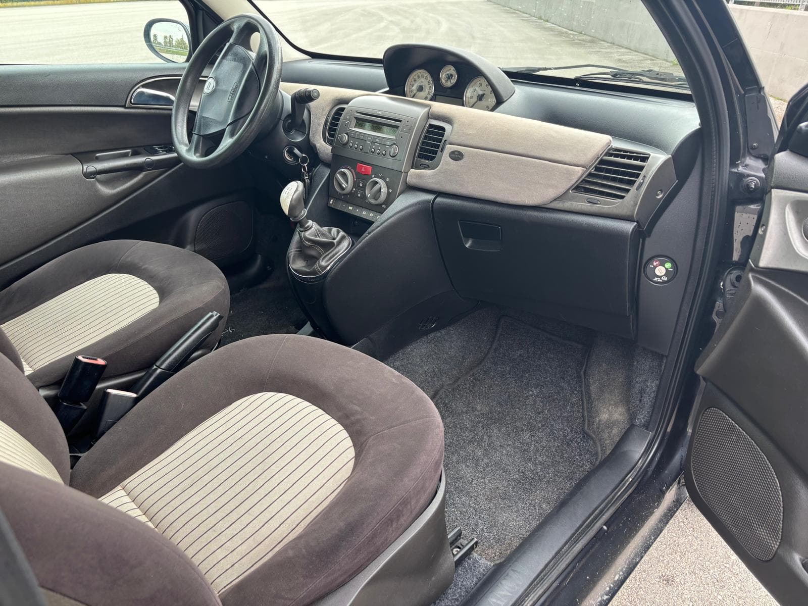 Lancia Ypsilon 1.2 Benzina Argento 10